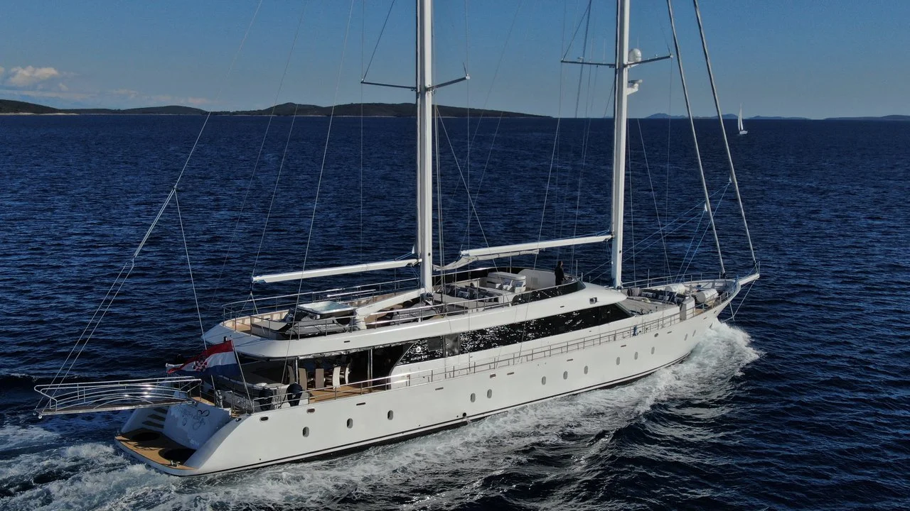 MS Custom Line-Luxus-Segelyacht M/Y Aurum Sky in Kroatien