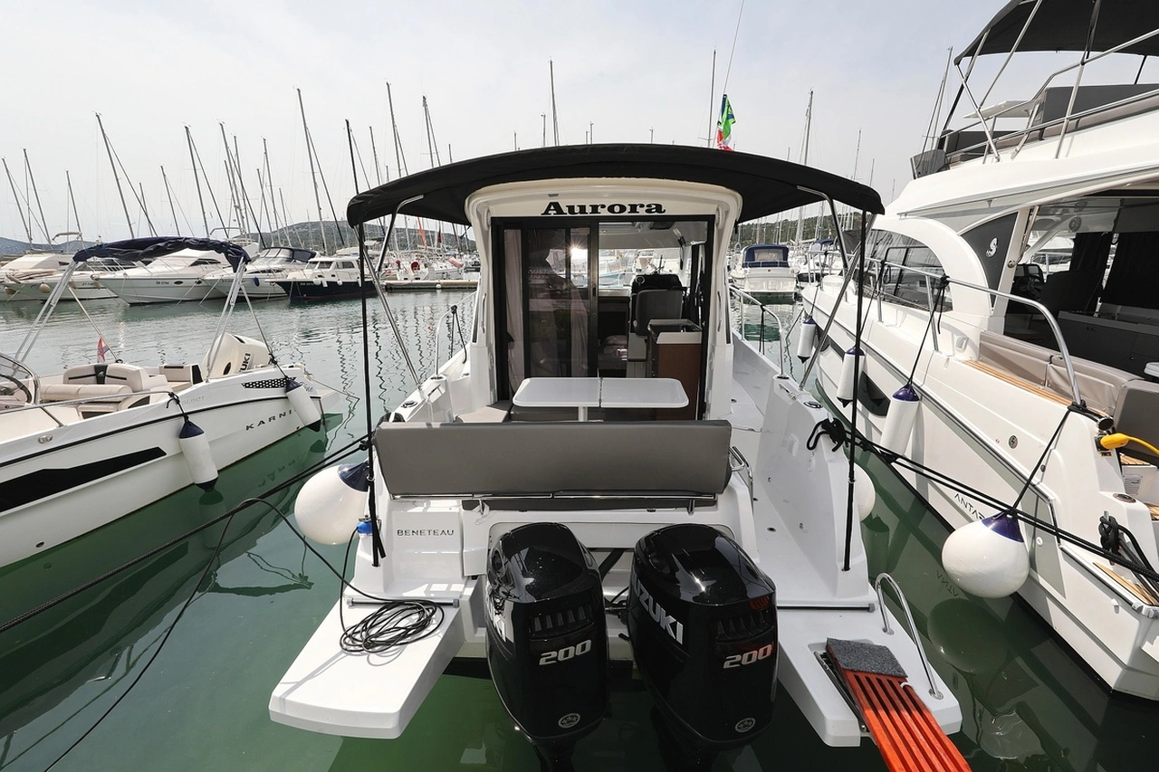 Antares 9 OB-Motorboot Aurora in Kroatien