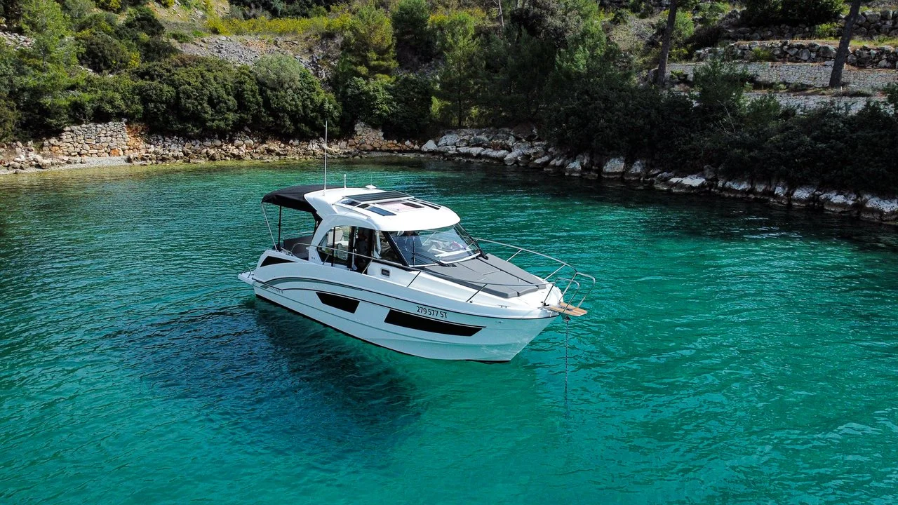 Antares 9 OB-Motorboot Arya in Kroatien