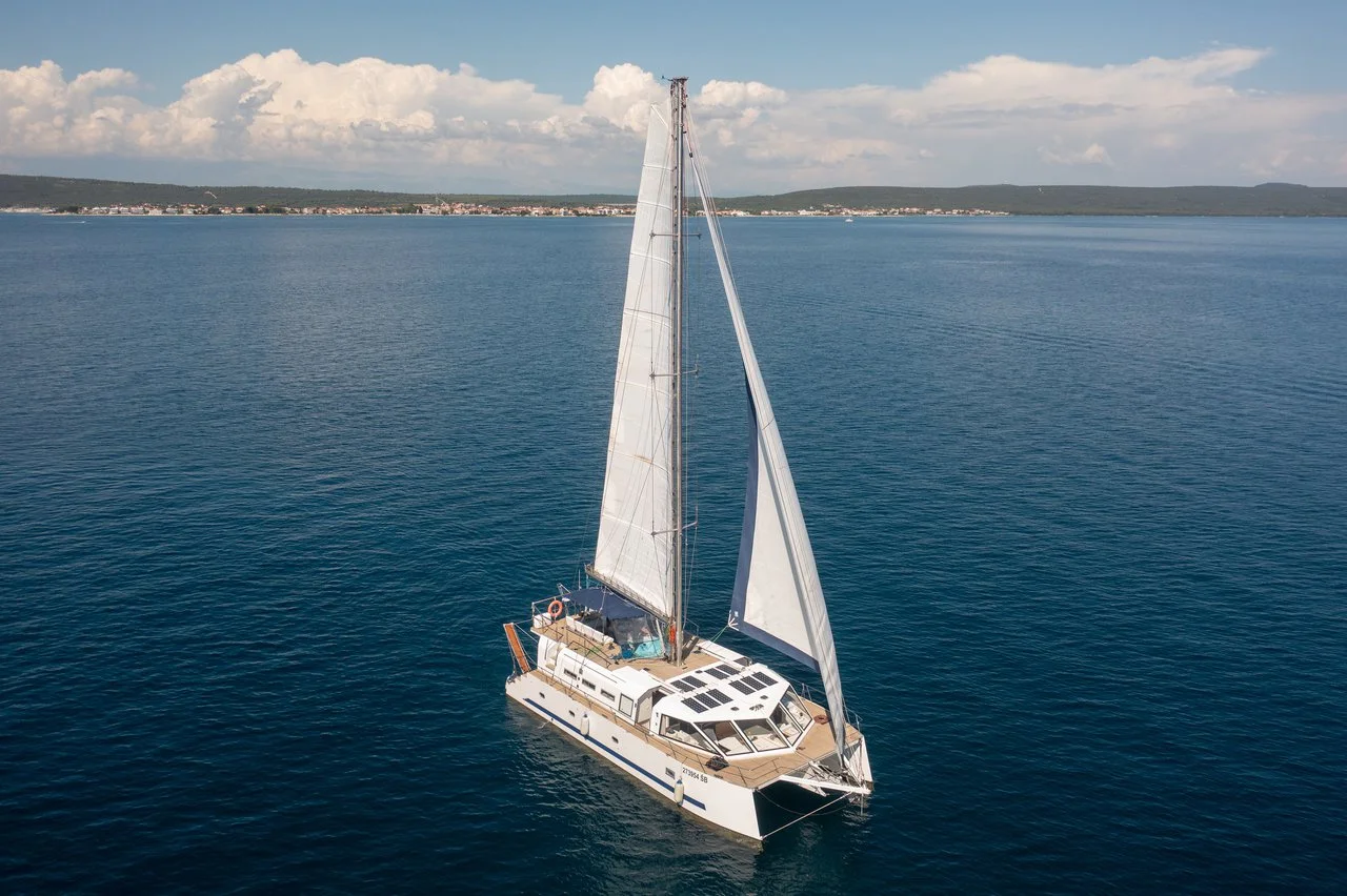 Upwind 50 Eco - 4 + 1 cab.-Katamaran Upwind in Kroatien