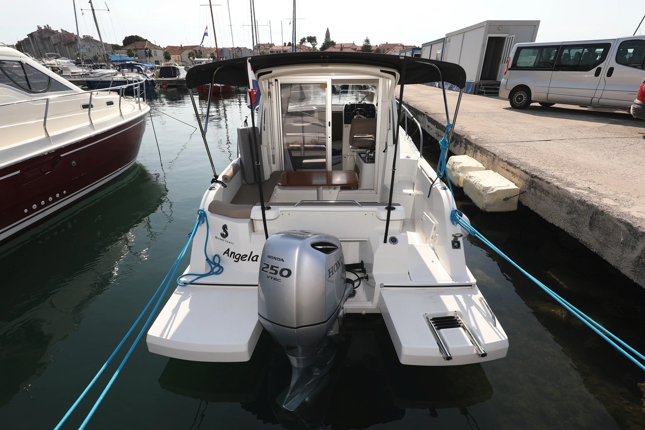 Antares 8 OB-Motorboot Angela in Kroatien